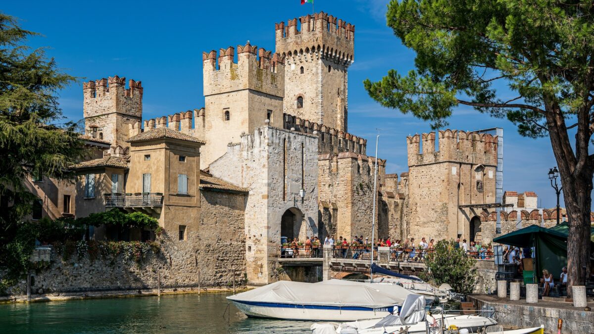 types structures castles italian architecture